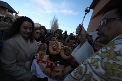Una multitud rodeó al cura para conseguir la bendición.