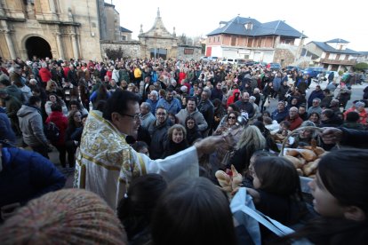 Una multitud rodeó al cura para conseguir la bendición.