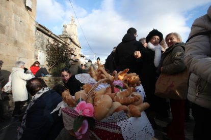 Una multitud rodeó al cura para conseguir la bendición.