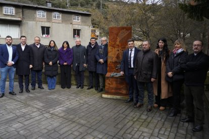 Foto de familia de los asistentes al Festival del Botillo Las Candelas junto al monumento que conmemora el accidente ferroviario de 1944