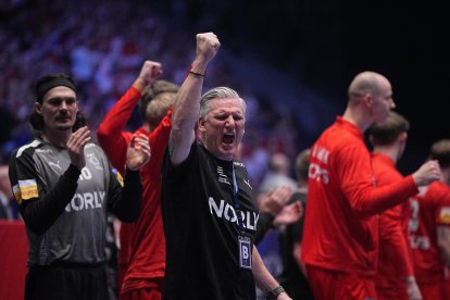 El seleccionado danés Nikolaj Jacobsen gesticula durante la final del campeonato del mundo de balonmano dipsutado en Oslo, Noruega. EFE/EPA/Bo Amstrup