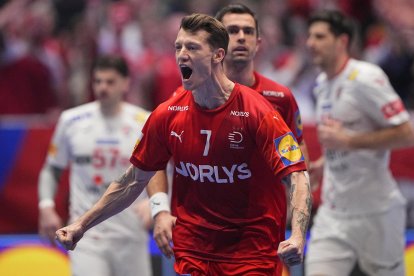 El jugador danés Denmark Emil Jakobsen celebra un gol durante la final del campeonato del mundo de balonmano dipsutado en Oslo, Noruega. EFE/EPA/Bo Amstrup
