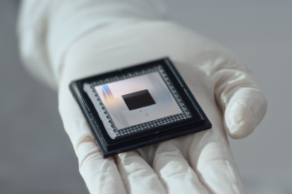 El chip cuántico Willow cabe en una mano.