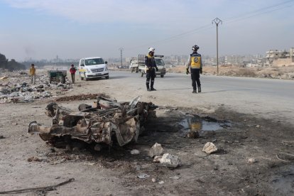 Varias mujeres y un hombre murieron este lunes y otras mujeres resultaron heridas, varias de ellas graves, por la explosión de un coche bomba en las inmediaciones de la ciudad de Manbech, en el norte de Siria, informó el grupo de rescatistas cascos blancos. EFE/ Defensa Civil De Siria SOLO USO EDITORIAL/SOLO DISPONIBLE PARA ILUSTRAR LA NOTICIA QUE ACOMPAÑA (CRÉDITO OBLIGATORIO)