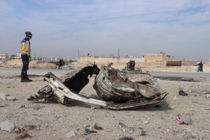 Varias mujeres y un hombre murieron este lunes y otras mujeres resultaron heridas, varias de ellas graves, por la explosión de un coche bomba en las inmediaciones de la ciudad de Manbech, en el norte de Siria, informó el grupo de rescatistas cascos blancos. EFE/ Defensa Civil De Siria SOLO USO EDITORIAL/SOLO DISPONIBLE PARA ILUSTRAR LA NOTICIA QUE ACOMPAÑA (CRÉDITO OBLIGATORIO)