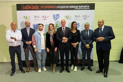 Los ponentes con las autoridades y la organización.