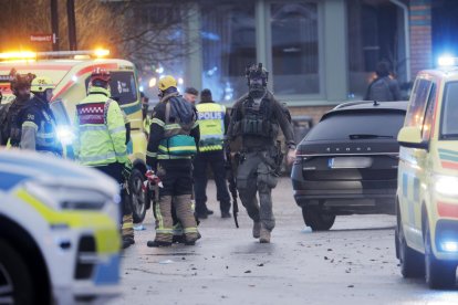 El personal de emergencia se reúne después de un tiroteo en la Escuela Risbergska en Örebro, Suecia, 04 de febrero de 2025. Según la policía, cinco personas fueron tiroteadas en la escuela. (Suecia) EFE/EPA/Kicki Nilsson SUECIA FUERA