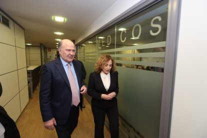 El presidente del Colegio de Médicos de León y la vicerrectora del Campus de Ponferrada de la Universidad de León.