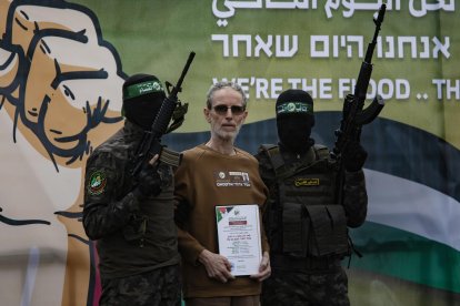 En la imagen el rehén israelí Ohad Ben-Ami antes de ser entregado por milicianos de Hamás a un equipo de la Cruz Roja en Deir al-Balah, en el centro de Gaza, el 8 de febrero de 2025.EFE/EPA/HAITHAM IMAD