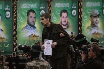 En la imagen el rehén israelí Or Levi antes de ser entregado por milicianos de Hamás a un equipo de la Cruz Roja en Deir al-Balah, en el centro de Gaza, el 8 de febrero de 2025. EFE/EPA/HAITHAM IMAD