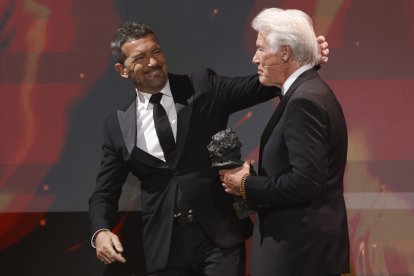 GRANADA, 08/02/2025.- El actor estadounidense Richard Gere (d) recibe el Goya Intarnacional de manos de Antonio Banderas (i), en la 39 edición de los Premios Goya de la Academia de Cine que se celebra este sábado en el Palacio de Congresos y Exposiciones de Granada. EFE/Julio Muñoz