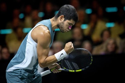 El tenista español Carlos Alcaraz celebra un punto durante la final del torneo de Rótterdam ante el australiano Alex de Minaur. EFE/EPA/Sander Koning
