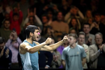 El tenista español Carlos Alcaraz celebra la victoria tras la final del torneo de Rótterdam ante el australiano Alex de Minaur. EFE/EPA/Sander Koning