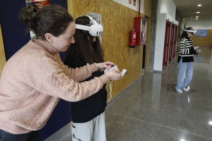 Preparando a una alumna que prueba las gafas de realidad mixta.