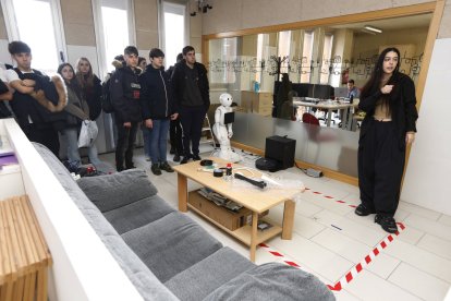 En el apartamento del Laboratorio de Robótica, en el MIC, donde entrenan a los robots domésticos.
