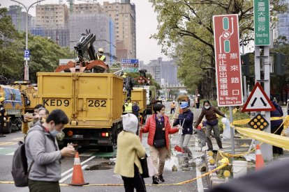 Trabajadores limpian los escombros en las instalaciones de una explosión en un centro comercial en la ciudad de Taichung, Taiwán, el 13 de febrero de 2025. EFE/EPA/RITCHIE B. TONGO
