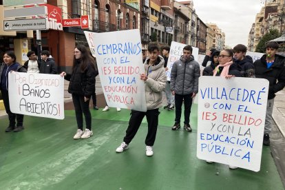 Manifestación por la calidad de la enseñanza pública en León.