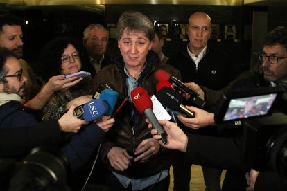 El secretario general electo del PSOE de Castilla y León, Carlos Martínez, participa en un encuentro con la militancia en León.