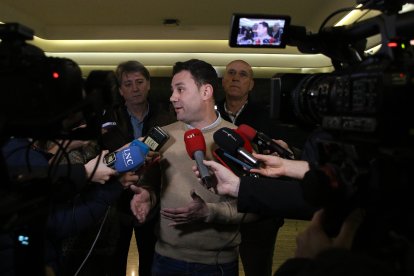 El secretario general electo del PSOE de Castilla y León, Carlos Martínez, participa en un encuentro con la militancia en León.
