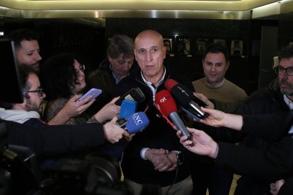 El secretario general electo del PSOE de Castilla y León, Carlos Martínez, participa en un encuentro con la militancia en León.