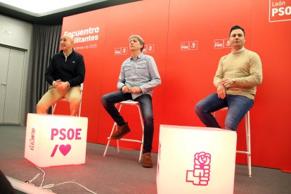 El secretario general electo del PSOE de Castilla y León, Carlos Martínez, participa en un encuentro con la militancia en León.