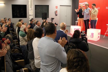 El secretario general electo del PSOE de Castilla y León, Carlos Martínez, participa en un encuentro con la militancia en León.