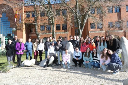 Imagen de los alumnos de Bachillerato Internacional con algunos de los profesores.