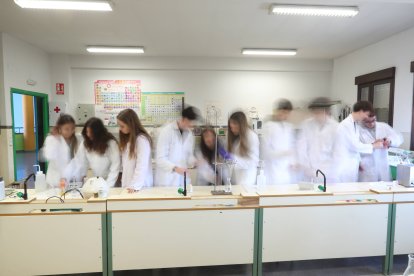Detalle de una de las clases en el laboratorio.