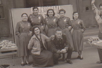 Taquilleras de uniforme de las salas de Adriano Morán y uno de los porteros.
