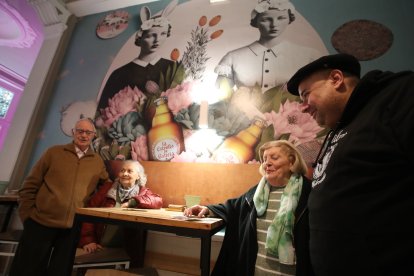 Pedro Blanco, Celina Correa, Amalita Ruiz y Carlos Rodríguez en el reabierto Café Madrid de La Puebla.