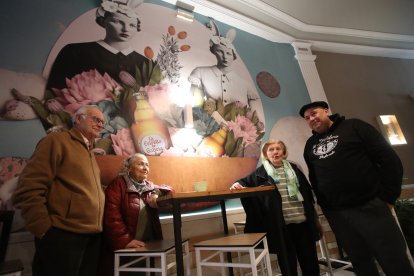 Pedro Blanco, Celina Correa, Amalita Ruiz y Carlos Rodríguez en el reabierto Café Madrid de La Puebla.