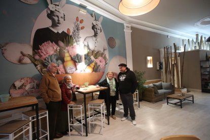 Pedro Blanco, Celina Correa, Amalita Ruiz y Carlos Rodríguez en el reabierto Café Madrid de La Puebla.