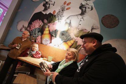 Pedro Blanco, Celina Correa, Amalita Ruiz y Carlos Rodríguez en el reabierto Café Madrid de La Puebla.