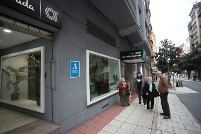 Celina, Carlos, Amalita y Pedro en la avenida de La Puebla.