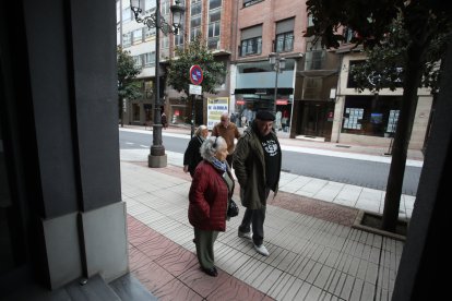 Celina, Carlos, Amalita y Pedro en la avenida de La Puebla.