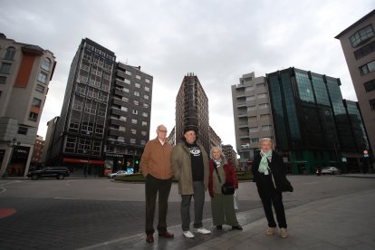 Pedro Blanco, Carlos Rodríguez, Celina Correa y Amalita Ruiz, en la plaza de Lazúrtegui.
