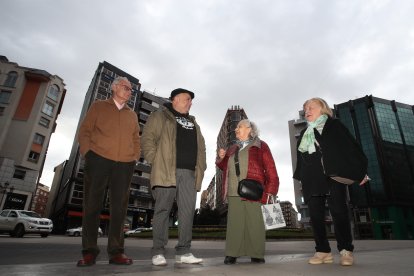 Pedro Blanco, Carlos Rodríguez, Celina Correa y Amalita Ruiz, en la plaza de Lazúrtegui