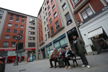 Pedro Blanco, Celina Correa, Amalita Ruiz y Carlos Rodríguez, en el lugar que ocupó el Teatro Edesa.