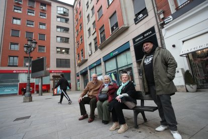 Pedro Blanco, Celina Correa, Amalita Ruiz y Carlos Rodríguez, en el lugar que ocupó el Teatro Edesa