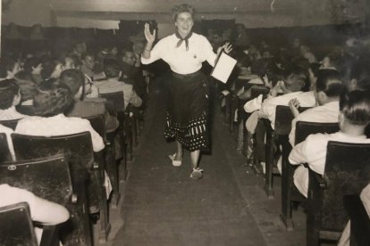 Ana Mariscal saluda a los espectadores del Cine Morán.