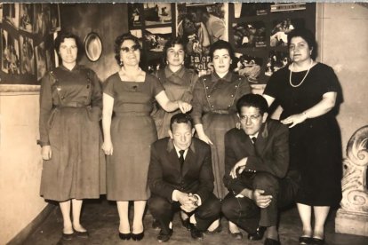 Taquilleras de uniforme con dos de los porteros. 'El Rubio', en el centro, y Abundio Lobo, tío de Luisa Pinicelli.