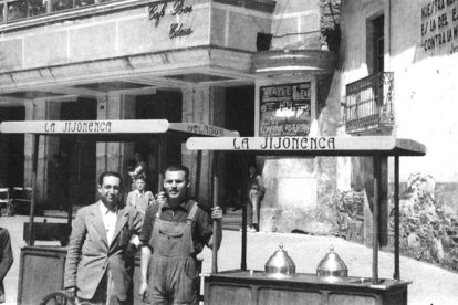 Los carritos de helados de La Jijonenca ante el Teatro Edesa en 1945. Todavía no habían construido el actual edificio en la esquina con La Puebla.