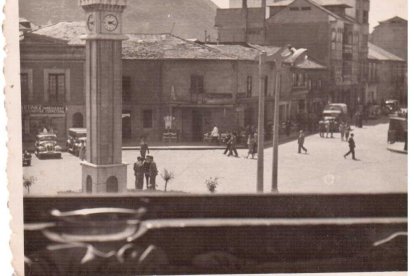 Curiosa imagen sin fechar de la plaza de Lazúrtegui tomada desde la cafetería del Teatro Edesa.