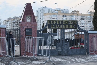Flores y un retrato en la tumba del fallecido líder de la oposición rusa Aléxei Navalni en el cementerio Borísovski, en Moscú, el 16 de febrero de 2025. EFE/EPA/MAXIM SHIPENKOV
