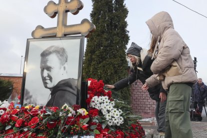 Unas personas dejan flores en la tumba del fallecido líder de la oposición rusa Aléxei Navalni, en el cementerio Borísovski, en Moscú, el 16 de febrero de 2025. EFE/EPA/MAXIM SHIPENKOV