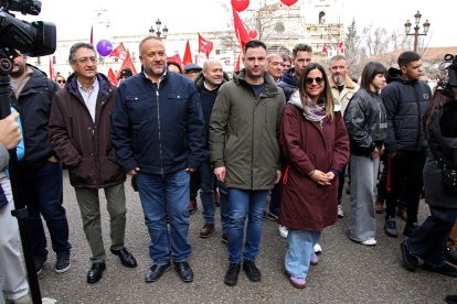 Miles de leoneses se manifiestan por el futuro de León y por la autonomía leonesa