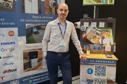 El empresario leonés Victor Alonso presenta su empresa en una feria en el Reino Unido.