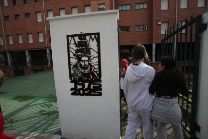 Un mural  en placa metálica, en la entrada del centro.