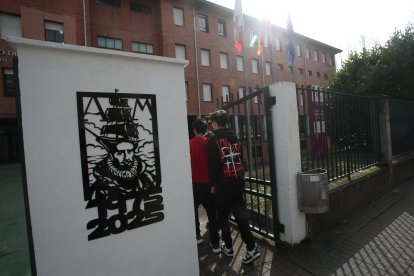 Un mural  en placa metálica, en la entrada del centro.