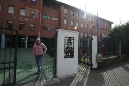 Juan Albares, junto al mural de la entrada.